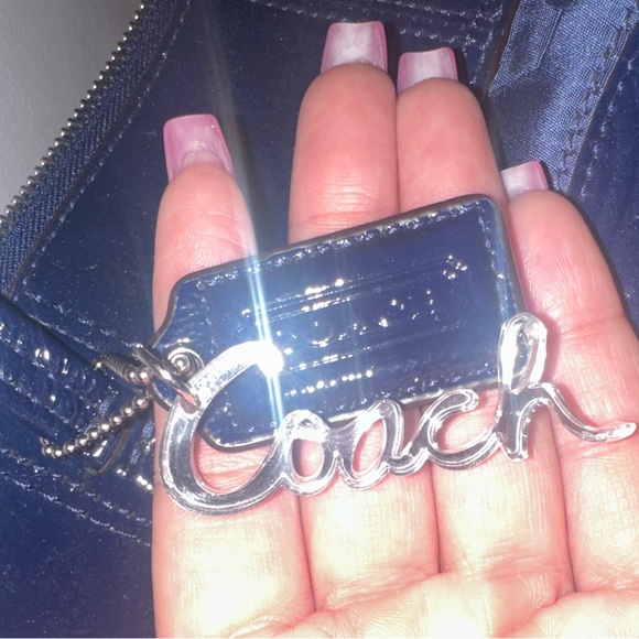 Coach Signature Laura Tote. - Picture 8 of 8